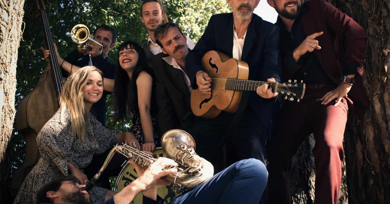 JIM MURPLE MEMORIAL, c’est du rhythm’n blues jamaïcain, du vrai rhythm’n’ blues, léger et envoûtant, où la douleur côtoie la joie de vivre… Mais version Jamaïcaine ! Encore et toujours 6 musiciens qui jouent, qui transpirent et qui swinguent, accompagnés de deux chanteuses charismatique débordant d’énergie à la voix douce et rock’n’roll.